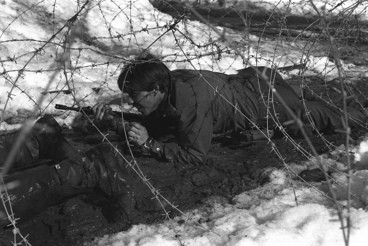 Soldat fra 3. bataljon åler seg frem under piggtråd.