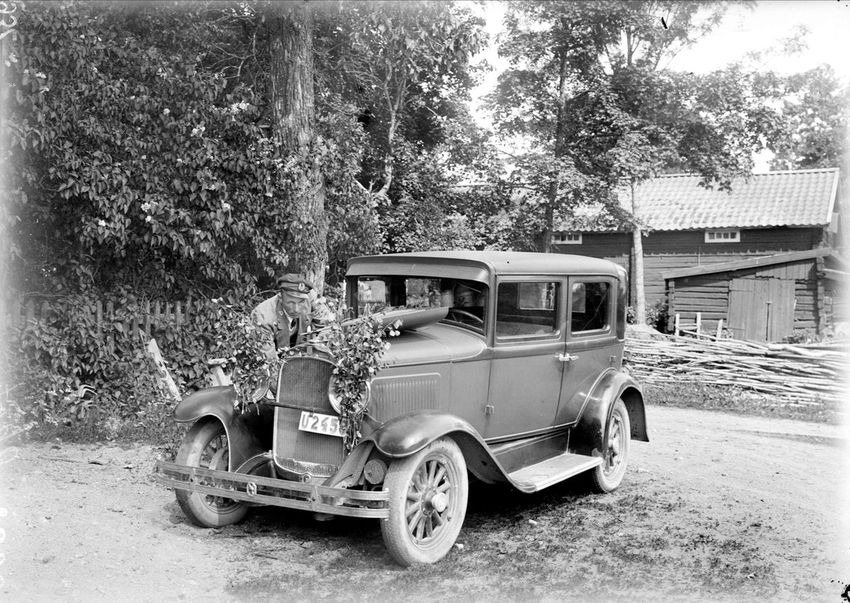 Evert Eriksson från Högsberga vid bilen, Altuna socken, Uppland 1932