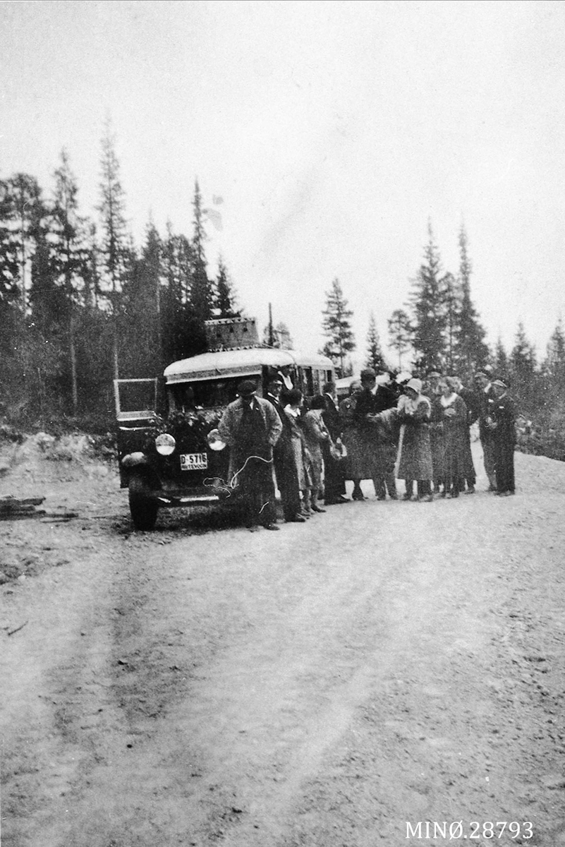 Gruppebilde, personer på busstur (Chevrolet 193131, D-5716, Eier O.A. Hogstad))