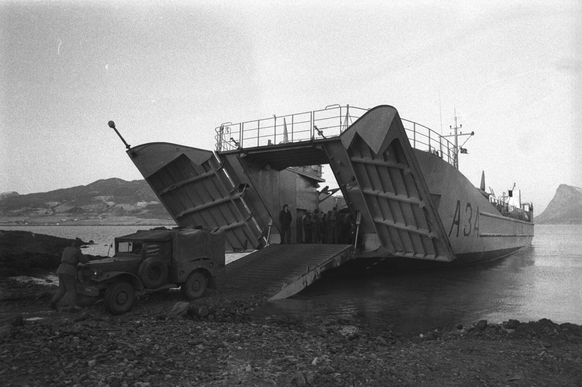 Materiell og soldater lastes ombord i landgangsfartøyet KNM "Sørøysund".