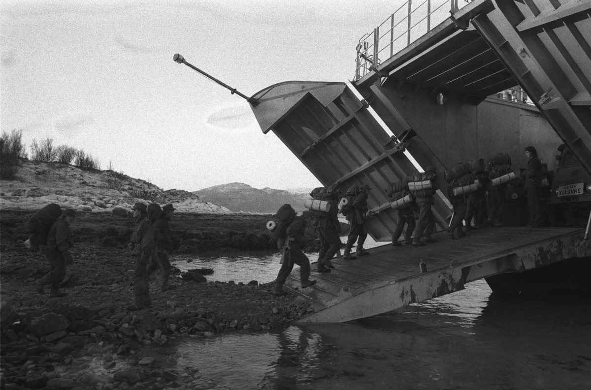 Soldater går ombord i landgangsfartøyet KNM "Sørøysund".