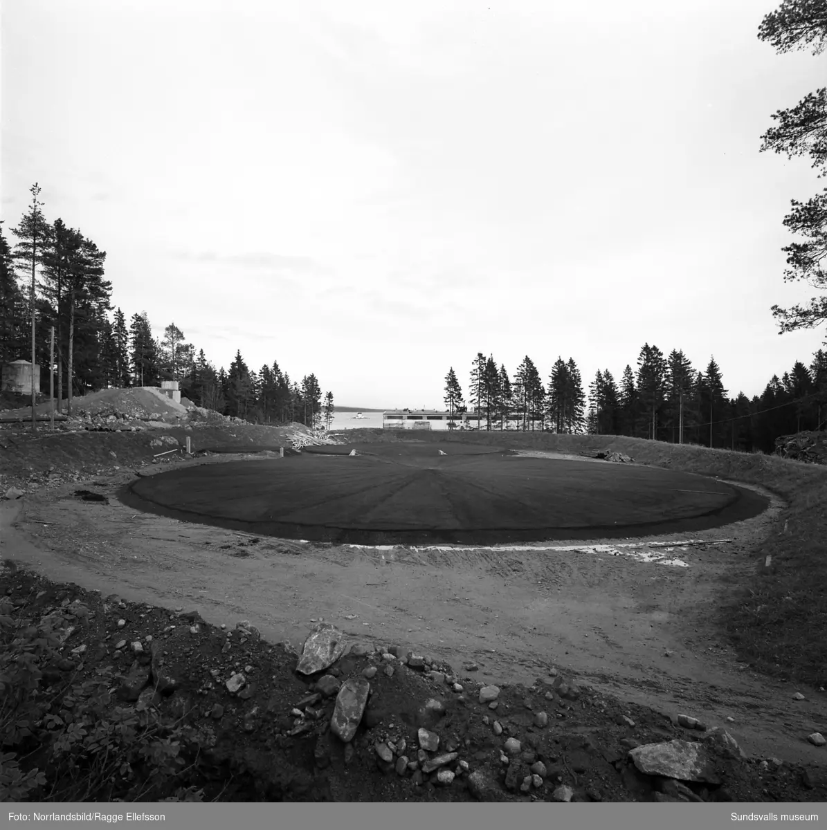 Bilder från det pågående kraftverksbygget i Nyhamn. Byggnaden som börjar ta form samt markplanering för de tillhörande oljecisternerna.