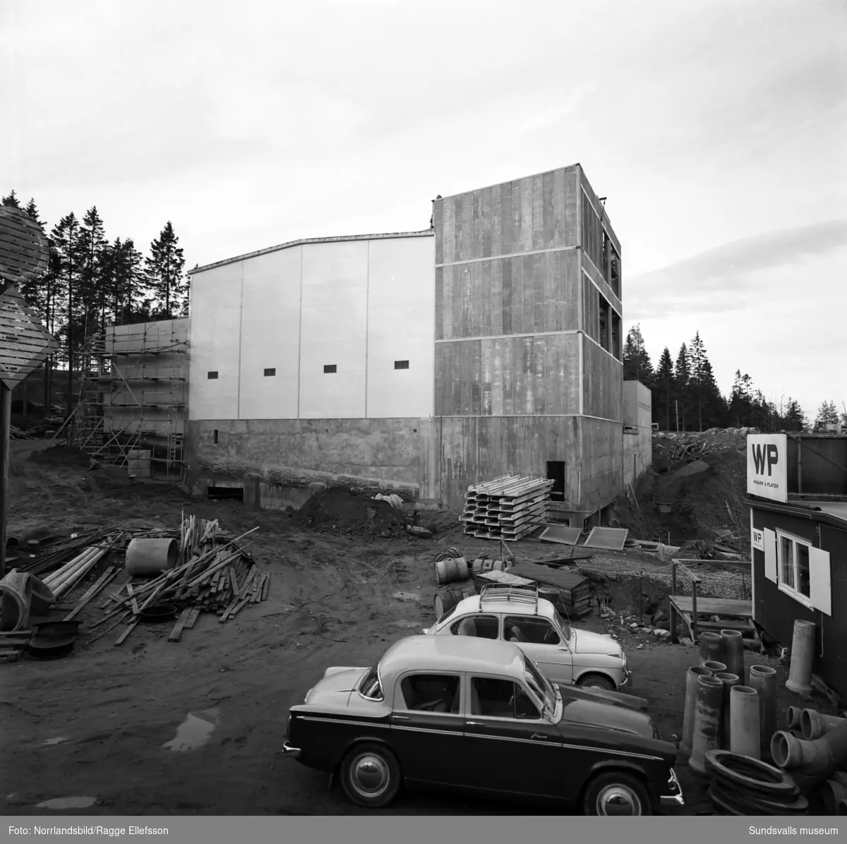 Bilder från det pågående kraftverksbygget i Nyhamn. Byggnaden som börjar ta form samt markplanering för de tillhörande oljecisternerna.