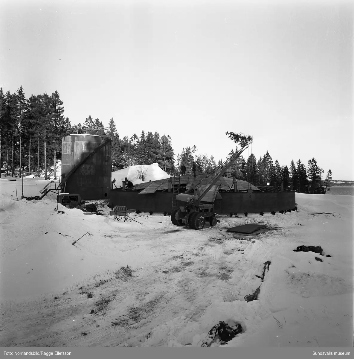 Kraftverksbygget i Nyhamn fortskrider med inredning, rördragningar, montering av maskindelar och bygge av oljecisterner.
