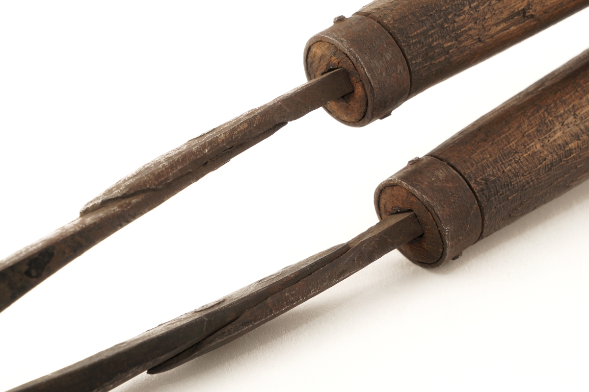 Plombestøpetang av jern m/ treskaft.