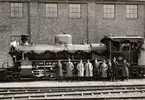 AB Nydqvist & Holm, Trollhättan, 1926.
Lok för leverans till Argentina.
Fjärde från vänster Antenor Nydqvist och E. T. Nilsson, Argentinske kontr. Pereyra, Ingenjör Sjölin.