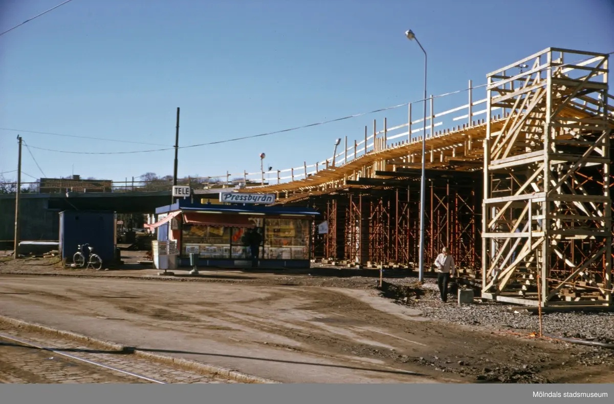 Pressbyrån vid vändslingan för 4:ans spårvagnslinje i Mölndal, ca 1974-1975. Vidare ses byggnationen av den nya Mölndals Bro.