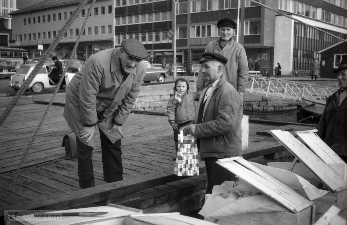 "november 1965".Båten Altsula ved Torgkaia i Molde..F-74-NK, er bygd i 1919 og høyrte heime i Honningsvåg. Båten er bygd i 1919 og høyrte heime i Honningsvåg. Her har båten vore i Sogn eller Hardanger og kjøpt eple for vidaresal, kassevis og mindre ved Torgkaia i Molde.