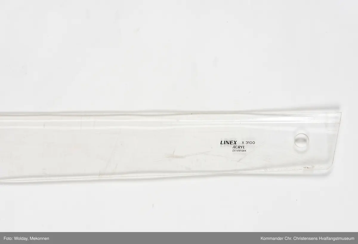 Form: T-form, lang linjal med cm-skala. Rundt hull i enden