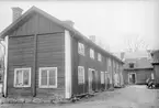 Gårdsinteriör från Platensgatan 4 i Linköping. I fonden Ågatan 53. Året är 1927. Dokumenterad av Östergötlands museum inför rivning 1927.