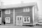 Gårdsinteriör från Platensgatan 4 i Linköping. Dokumenterad av Östergötlands museum inför rivning 1927.