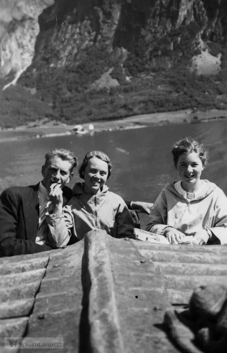 "Eikesdalen sommeren 1937".Eikesdalsvatnet ved Øverås/Meringdalen med Dampnaustet og kaia på Øverås i bakgrunnen.