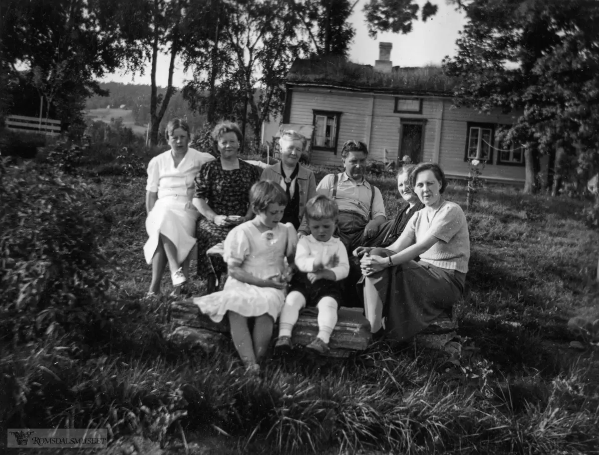 "Strandly 1938".Anna Randine Knudsdatter Fuglseth (1880-) var gift med Magnus Martinussen Reite (1877-) frå Lavangen i Troms.