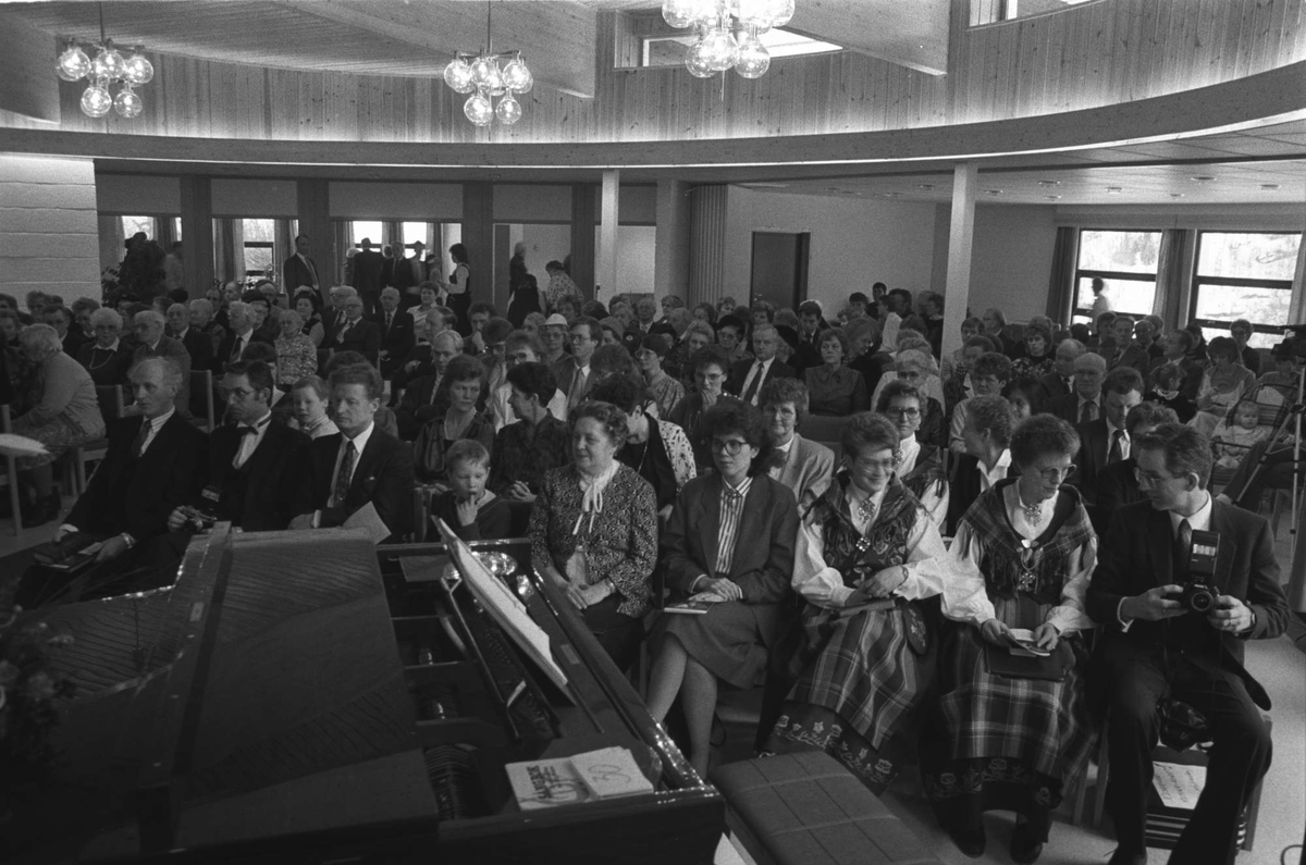 Kirkegjengere i Medkila kirke.