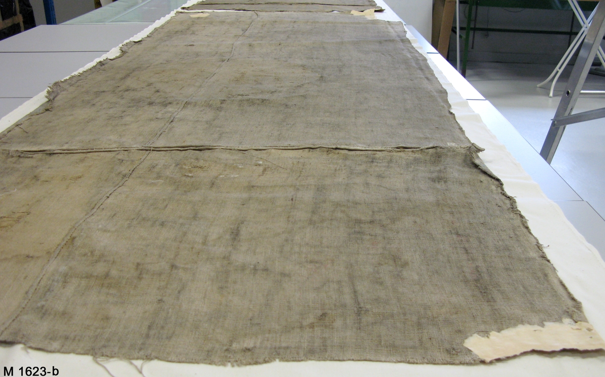 Bonadsmålning i tre delar enligt registerkortet, varav denna bl a föreställer Herodes mördar alla svenbarn, Grandet och bjälken, Christi inridande i Jerusalem. Målad 1828 av Sven Nilsson, Trane-Sven i Härnäs, Blekinge, i tempera - pigment, ägg och ev. mjöl (Nyström 2012:150-151) - på grövre tuskaftvävt linnetyg. Tyget är skarvad vertikalt av en mindre och en större del, med en gles grov söm emellan delarna.

Inskrivet i huvudkatalogen 1892-1900