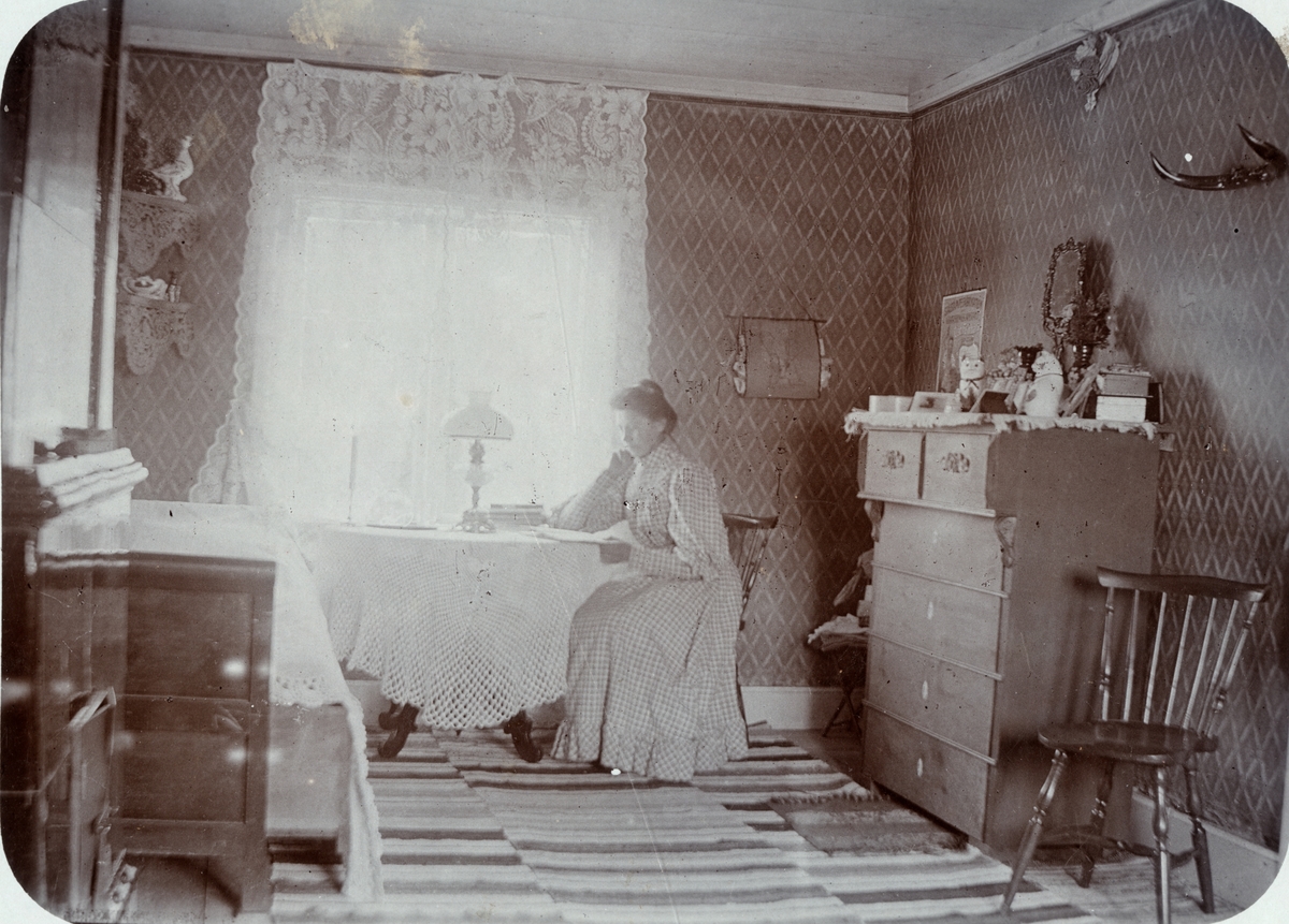 Klara Nordahl vid Kohlsva Bruk, omkring 1918.