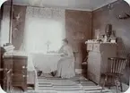 Klara Nordahl vid Kohlsva Bruk, omkring 1918.