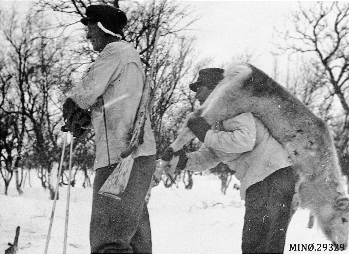 Milorg-karer har skutt rein. Kåre Sylen og Kristian Lillegjelten