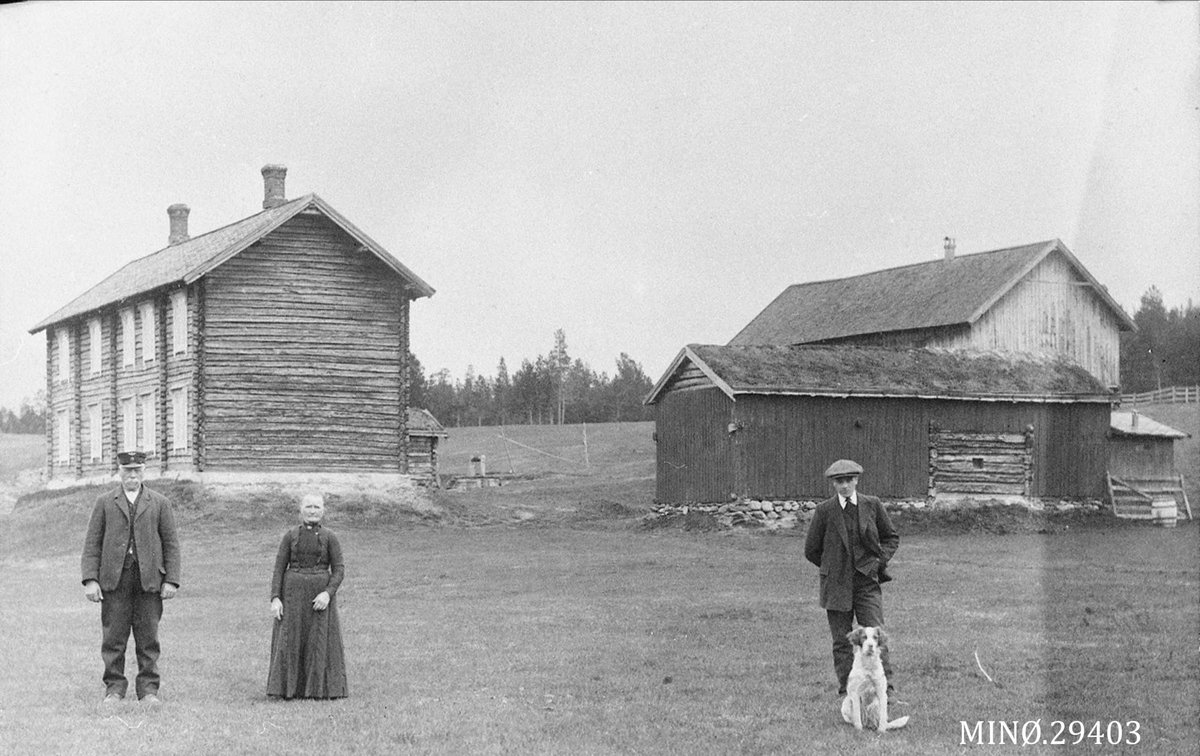 Gardsbruk. Tronset, Os. Fra v: Arnt Kvernmo, Marie Trondset, f. Kvernmo og Arvid Mosleth