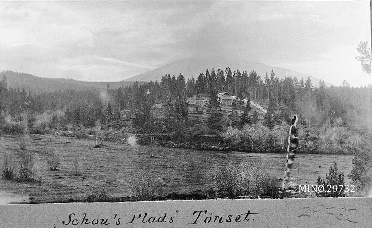 Landskapsbilde m. bebyggelse. "Schou's Plads, Tönset. "