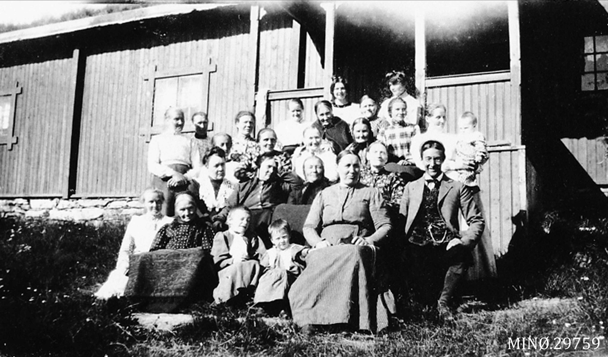 Gruppebilde foran Fridtorp II? "Aumli 06". 
