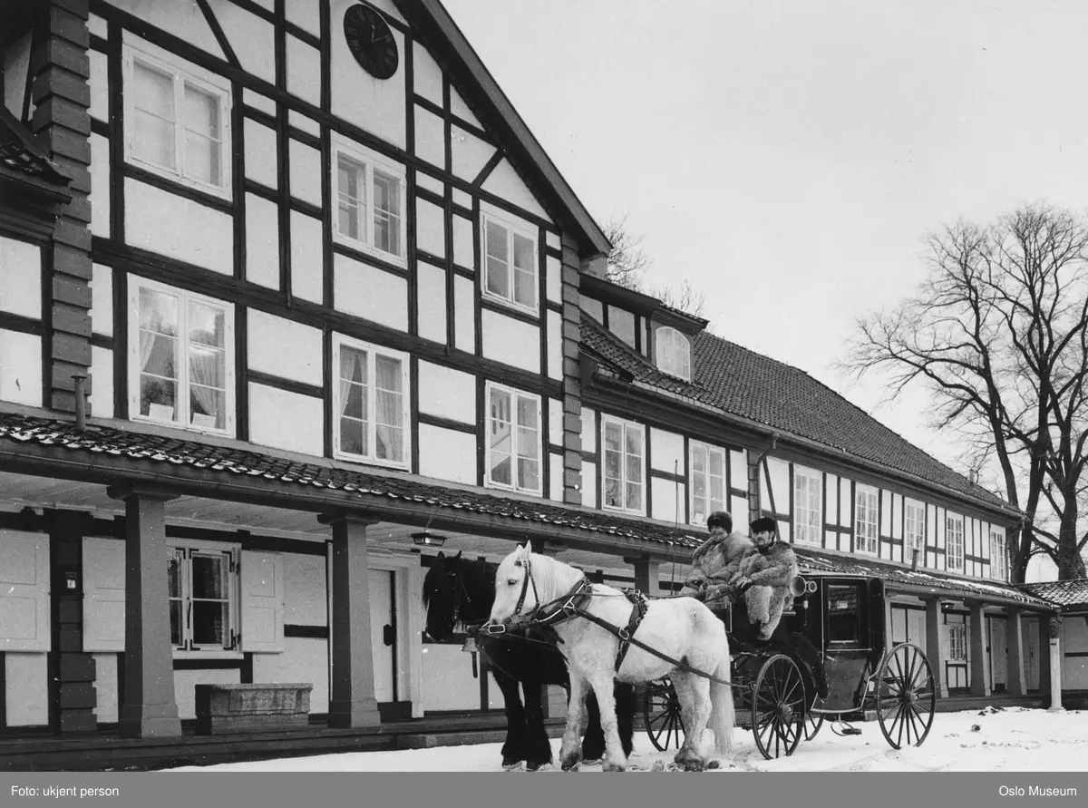 Frogner hovedgård, Oslo Bymuseum, gårdsplass, hest, vogn fra Losby gods, menn, kusker, pels, snø