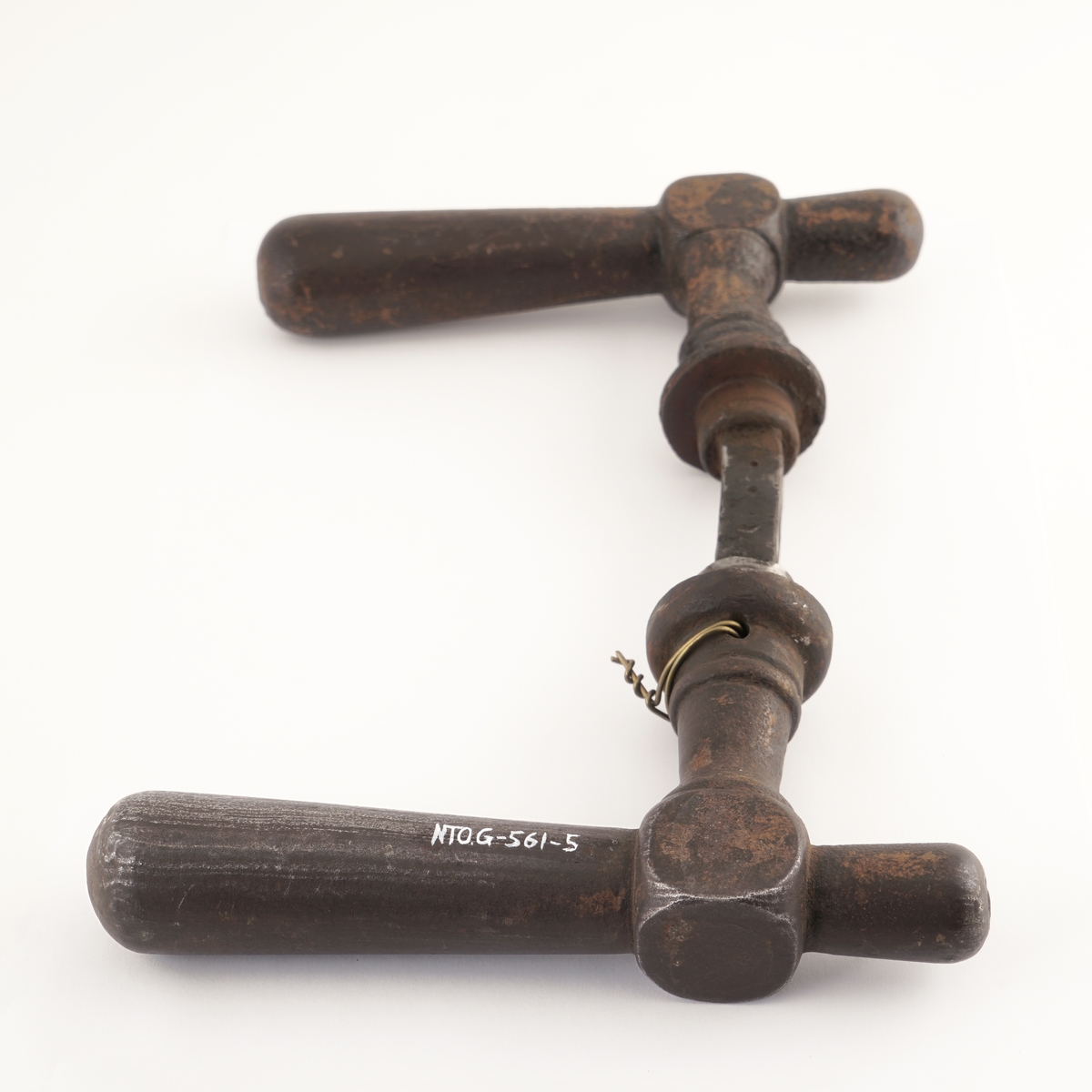 Dørlås for innmontering i dør av jern. Det medfølger tre monteringsbraketter, som selve låsen har vært montert på. Låskassen er rektangulær, med avrundede hjørner på den ene siden, og et større, flatt jern på den motsatte siden.Nøkkel følger med