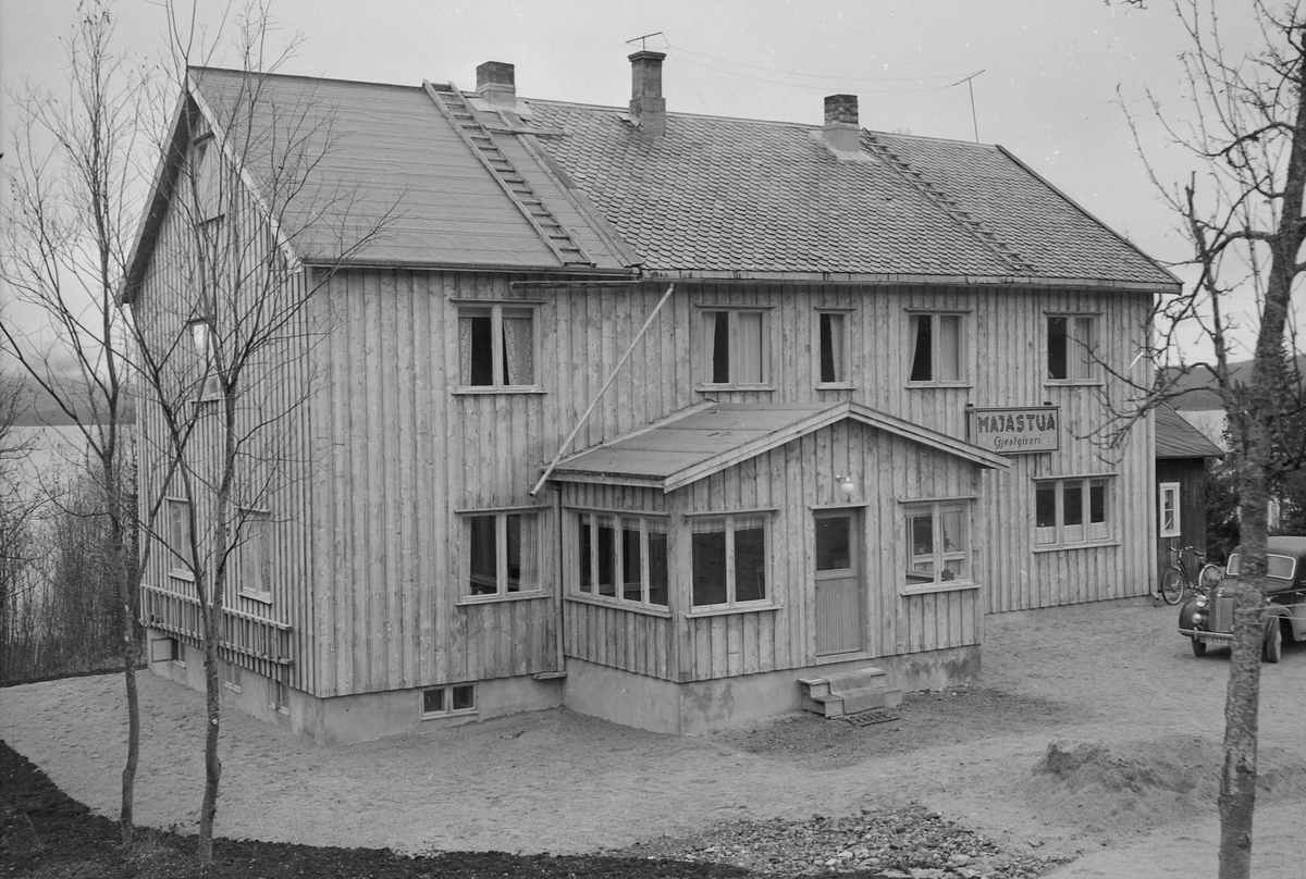Majastua og Majavatn med krigsmonument