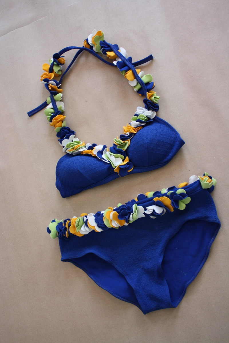 Blå bikini med blomster på knyting og rundt liv., A og B.