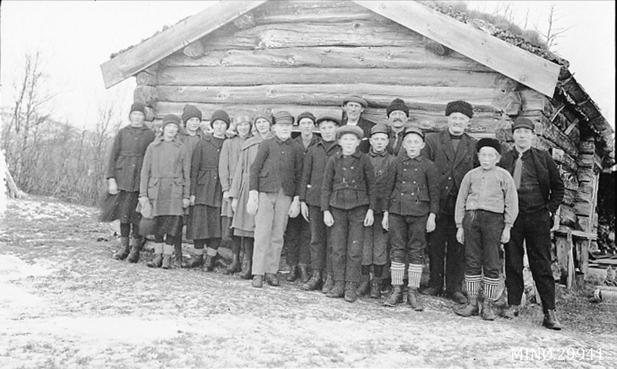 Storskoleklasse fra Øversjødalen ca. 1923; tatt på søndagstur mot Sannesvollen, Røstbakksæter.