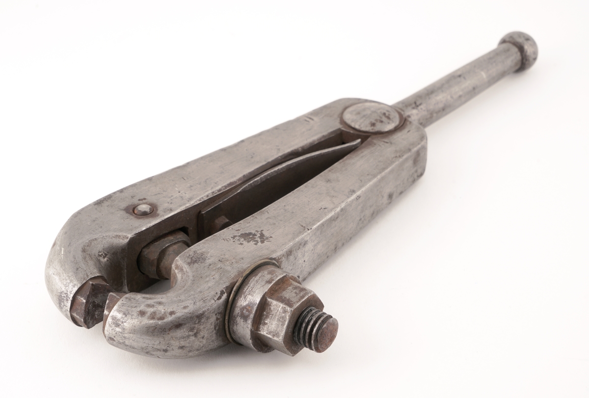 Plomberingstang av metall med skrumekanisme og nøkkel