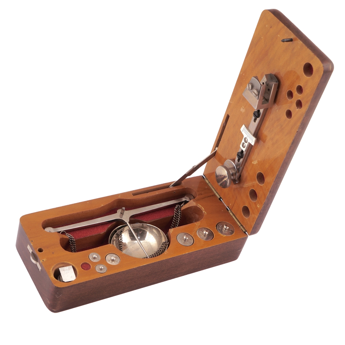 Vektarm, vektskåler og 7 vekter (1 mangler) pakket i en treeske med lokk
