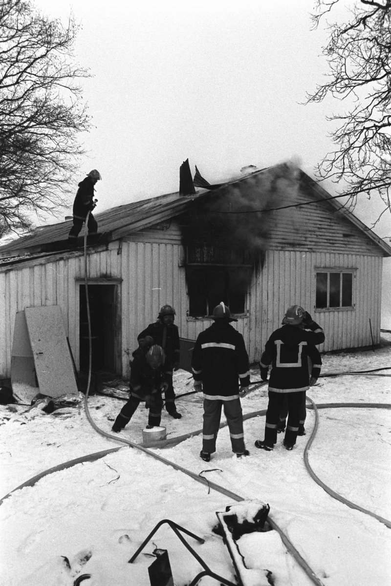 Brannmenn arbeider med slukking av brann på Oldersletta.