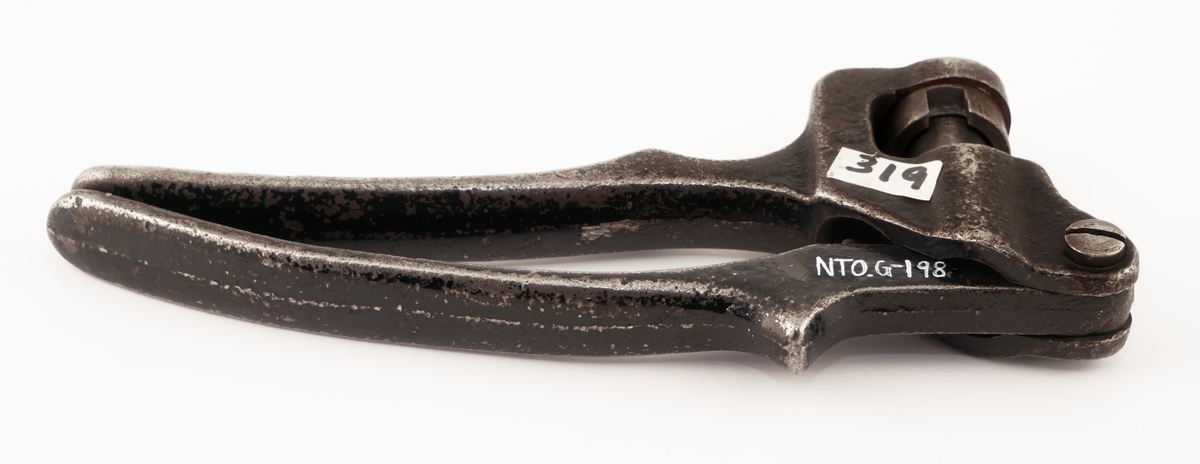 Sort plomberingstang av jern.