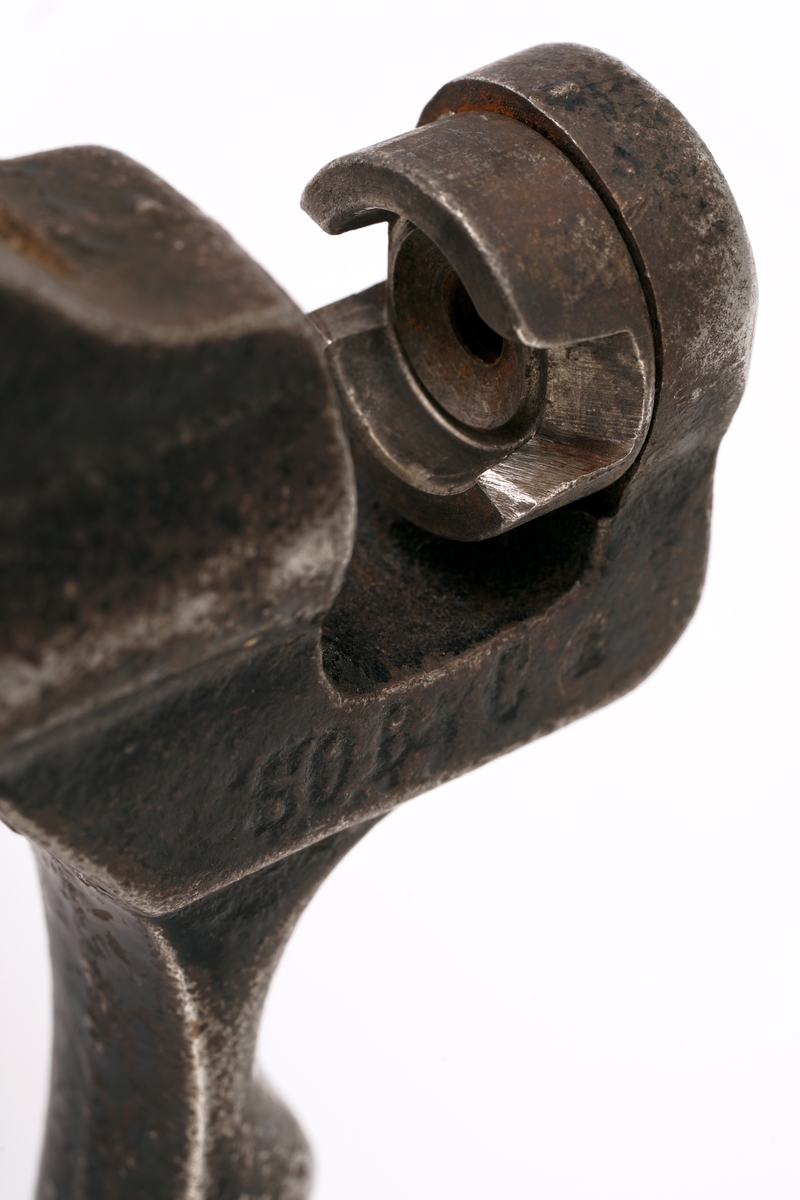 Sort plomberingstang av jern.