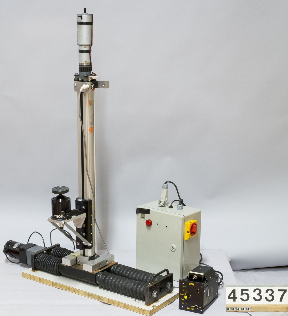 Åkbord för kameraåkningar, tillverkare Lorentzen instrument AB.  Bordet består av en bottenplatta som kan förskjutas i längdled. Drivning av skruv för detta är DC-motor typ DM80PF tillverkad av Japan Servo Co Ltd med styrenhet/nätdel i separat låda märkt Eldon. På pelaren finns ett fäste som kan förflyttas i höjdled. Motor för detta är tillverkad av ITT Dunkermotoren Germany typ GR 63x55 nr 88441 01512 generalagent DJ Stork med nätdel Tunos Elektronik AB typ SMD 5 AE Kulled för kamera: Monoball, tillverkare Arca-Swiss.  Åkbordet kombineras med det mindre åkbordet TM45318:5.