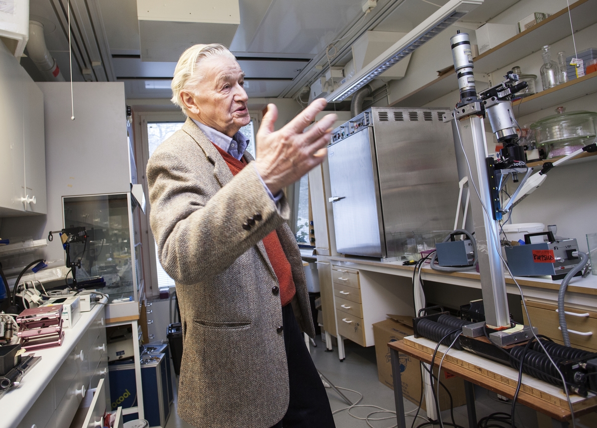 Åkbord för kameraåkningar, tillverkare Lorentzen instrument AB.  Bordet består av en bottenplatta som kan förskjutas i längdled. Drivning av skruv för detta är DC-motor typ DM80PF tillverkad av Japan Servo Co Ltd med styrenhet/nätdel i separat låda märkt Eldon. På pelaren finns ett fäste som kan förflyttas i höjdled. Motor för detta är tillverkad av ITT Dunkermotoren Germany typ GR 63x55 nr 88441 01512 generalagent DJ Stork med nätdel Tunos Elektronik AB typ SMD 5 AE Kulled för kamera: Monoball, tillverkare Arca-Swiss.  Åkbordet kombineras med det mindre åkbordet TM45318:5.