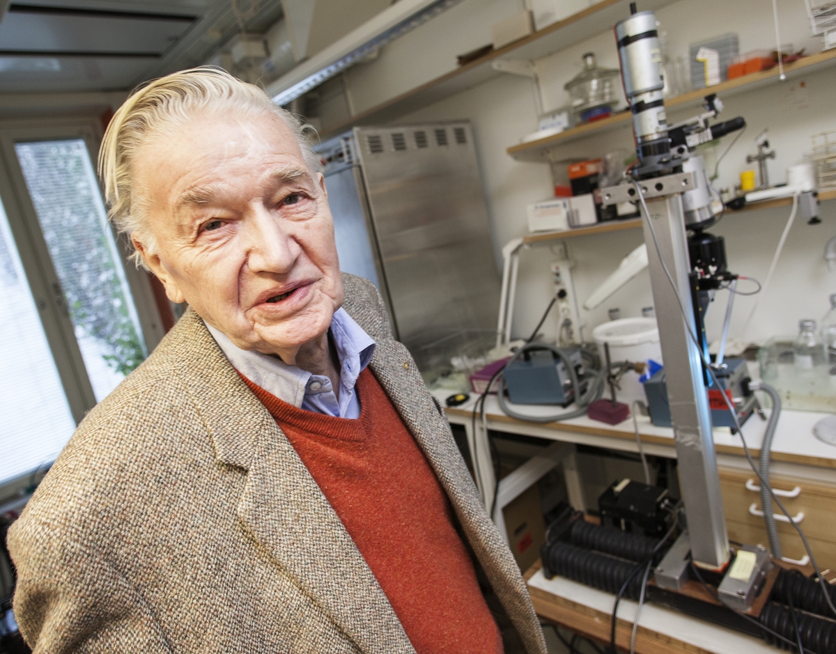 Åkbord för kameraåkningar, tillverkare Lorentzen instrument AB.  Bordet består av en bottenplatta som kan förskjutas i längdled. Drivning av skruv för detta är DC-motor typ DM80PF tillverkad av Japan Servo Co Ltd med styrenhet/nätdel i separat låda märkt Eldon. På pelaren finns ett fäste som kan förflyttas i höjdled. Motor för detta är tillverkad av ITT Dunkermotoren Germany typ GR 63x55 nr 88441 01512 generalagent DJ Stork med nätdel Tunos Elektronik AB typ SMD 5 AE Kulled för kamera: Monoball, tillverkare Arca-Swiss.  Åkbordet kombineras med det mindre åkbordet TM45318:5.