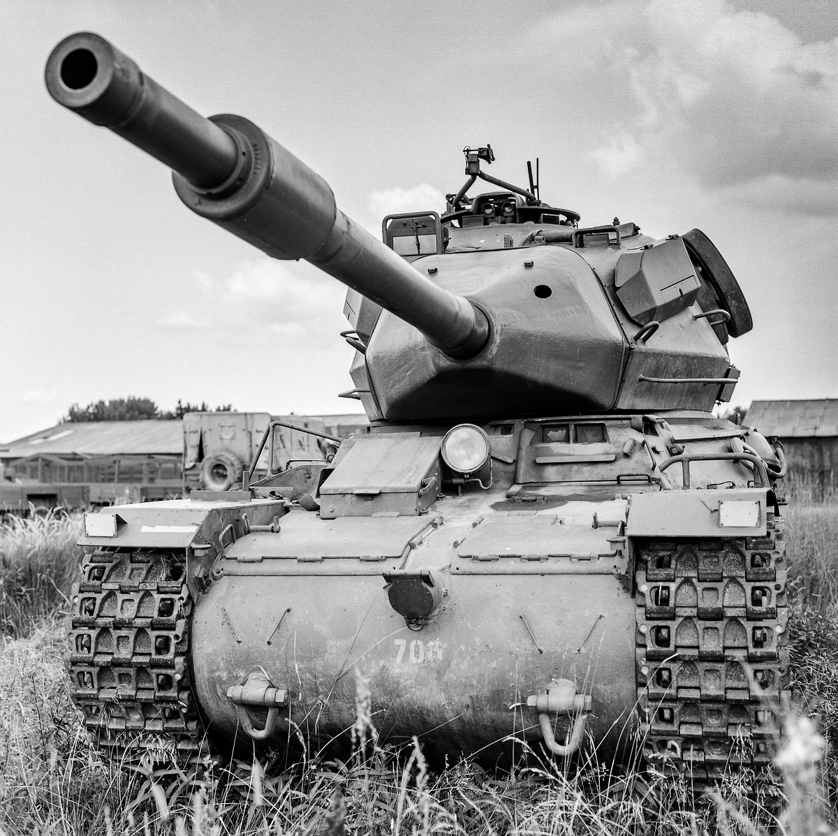 Här följer en serie om sju bilder på en Strv 74 ur lite olika vinklar. På förrådsplatsen "Prärien" stod sex, eller sju, vagnar och väntade på att tornen skulle tas av och sändas till Värnkompanier vid sörmlandskusten. Chassierna skulle skrotas, eller bli mål på något skjutfält. Denna vagn med nr 700 var den enda som var olåst, så jag kunde vrida tornet inför fotograferingen. Bilderna är tagna med Hasselblad 500 C/M och filmen var Agfapan 25.

Milregnr: 700, 581