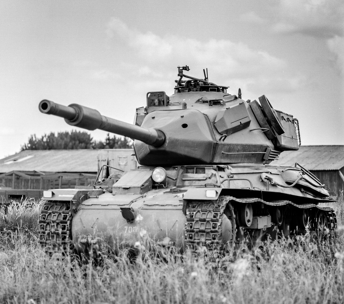 Här följer en serie om sju bilder på en Strv 74 ur lite olika vinklar. På förrådsplatsen "Prärien" stod sex, eller sju, vagnar och väntade på att tornen skulle tas av och sändas till Värnkompanier vid sörmlandskusten. Chassierna skulle skrotas, eller bli mål på något skjutfält. Denna vagn med nr 700 var den enda som var olåst, så jag kunde vrida tornet inför fotograferingen. Bilderna är tagna med Hasselblad 500 C/M och filmen var Agfapan 25.

Milregnr: 700, 581