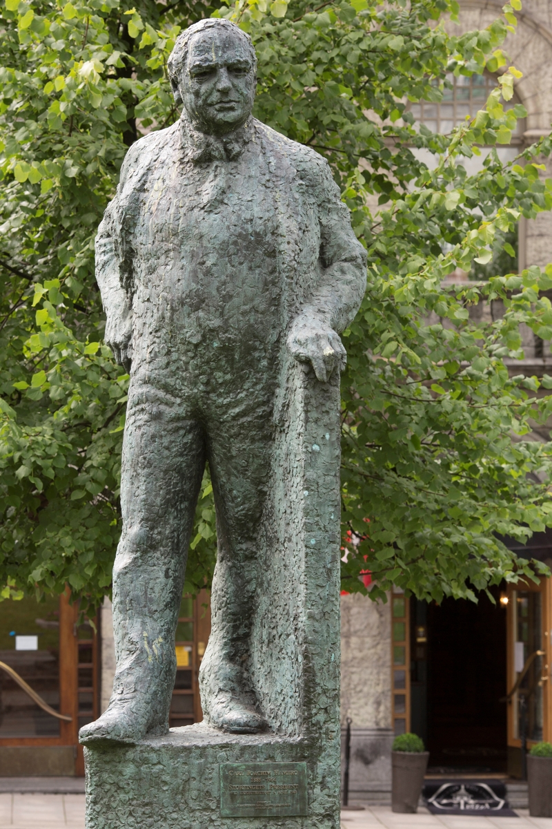 Stortingspresident Carl Joachim Hambro [Skulptur]