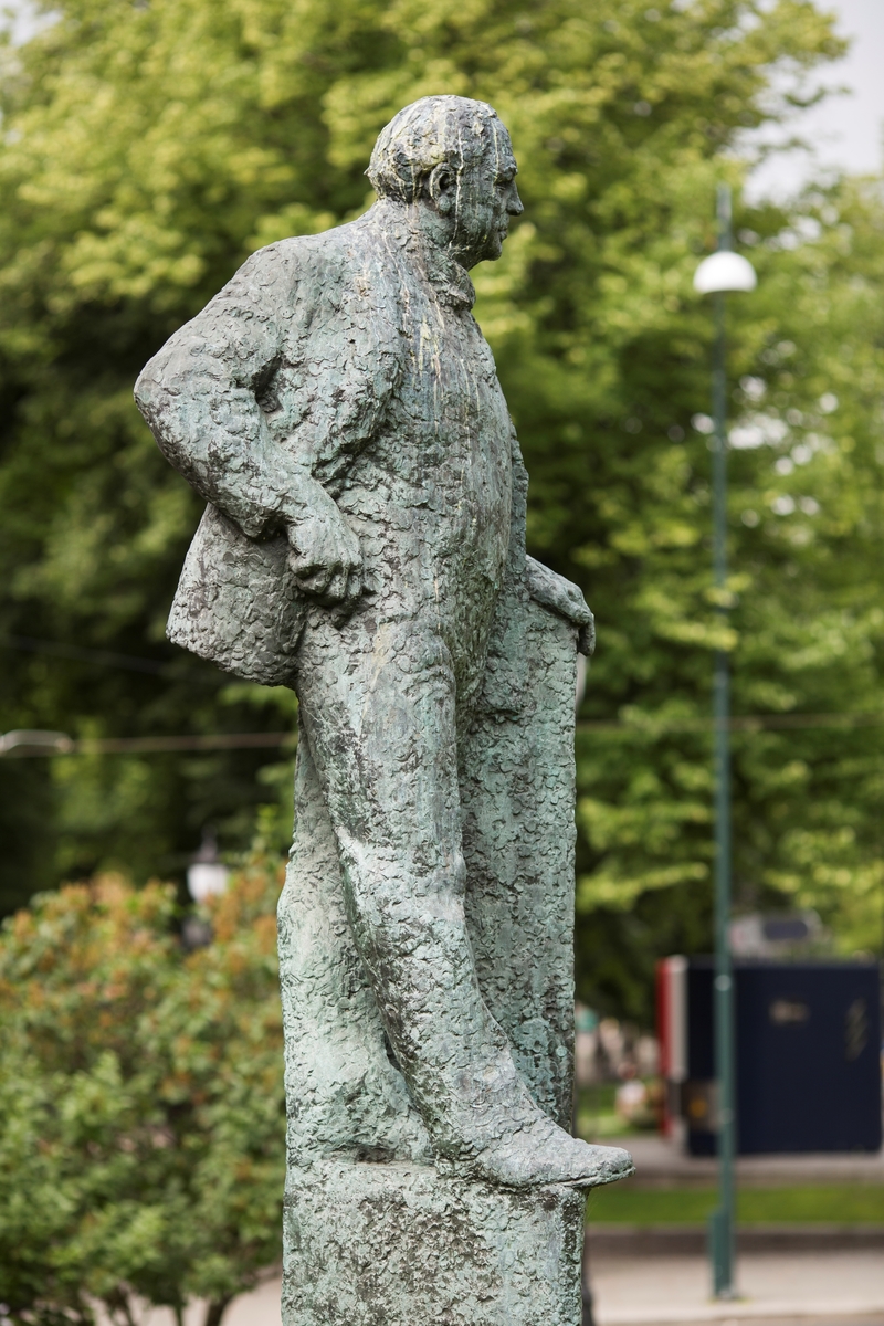 Stortingspresident Carl Joachim Hambro [Skulptur]