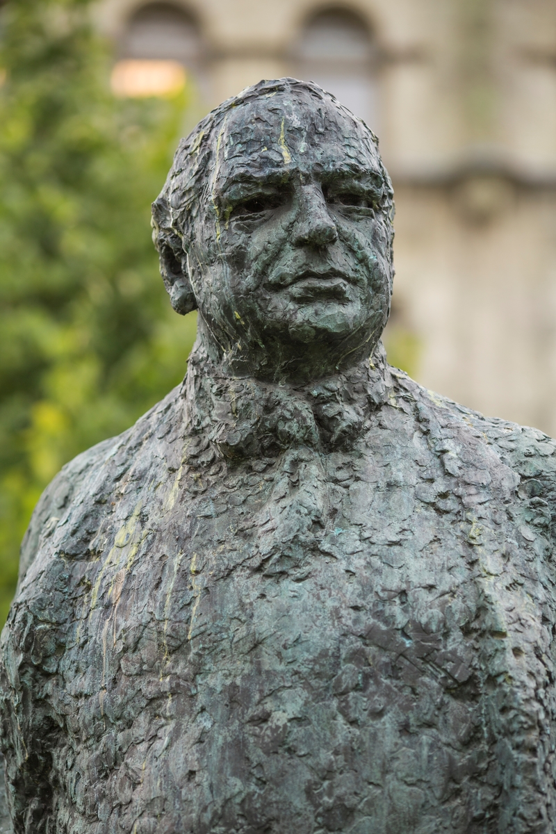 Stortingspresident Carl Joachim Hambro [Skulptur]