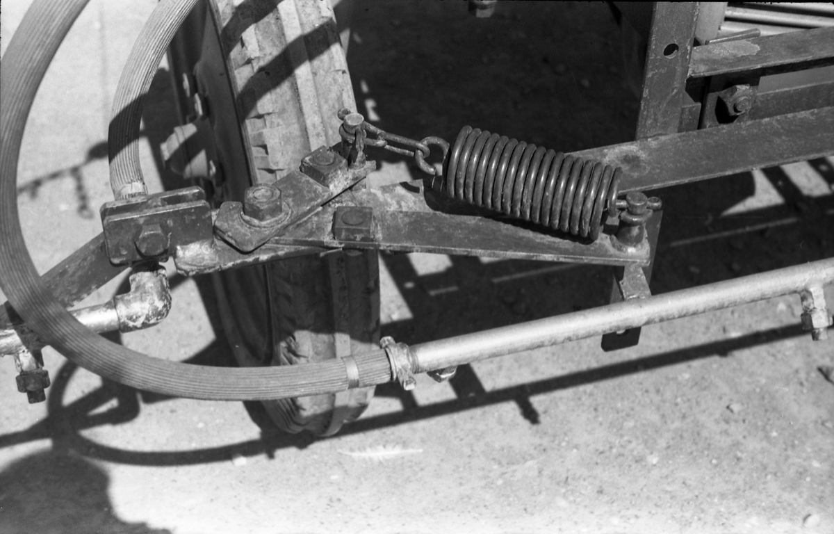 Traktor med påmontert sprøyteutstyr sommeren 1952. Serie på 26 bilder fra Oppland Småbruks og Hagebruksskole på Lena.