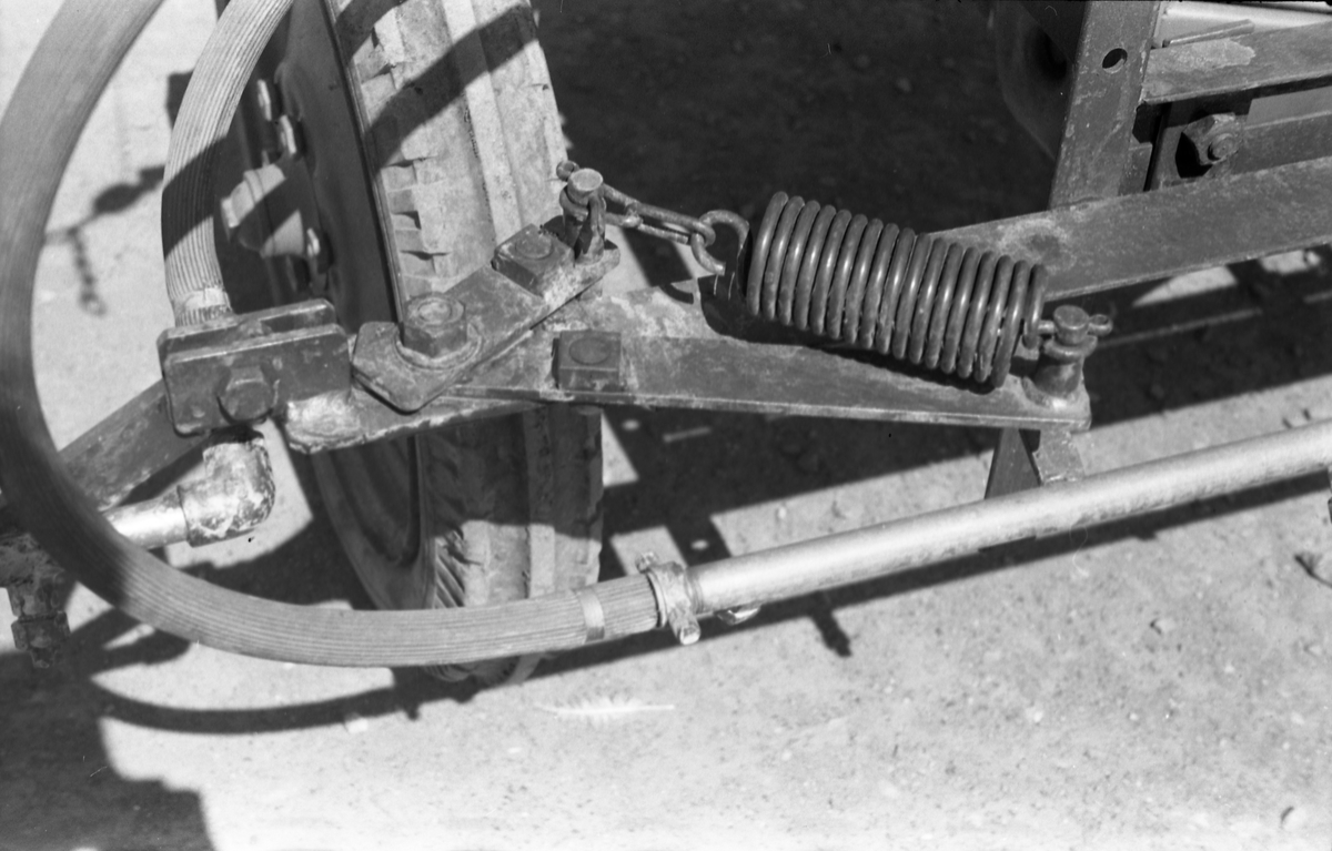 Traktor med påmontert sprøyteutstyr sommeren 1952. Serie på 26 bilder fra Oppland Småbruks og Hagebruksskole på Lena.