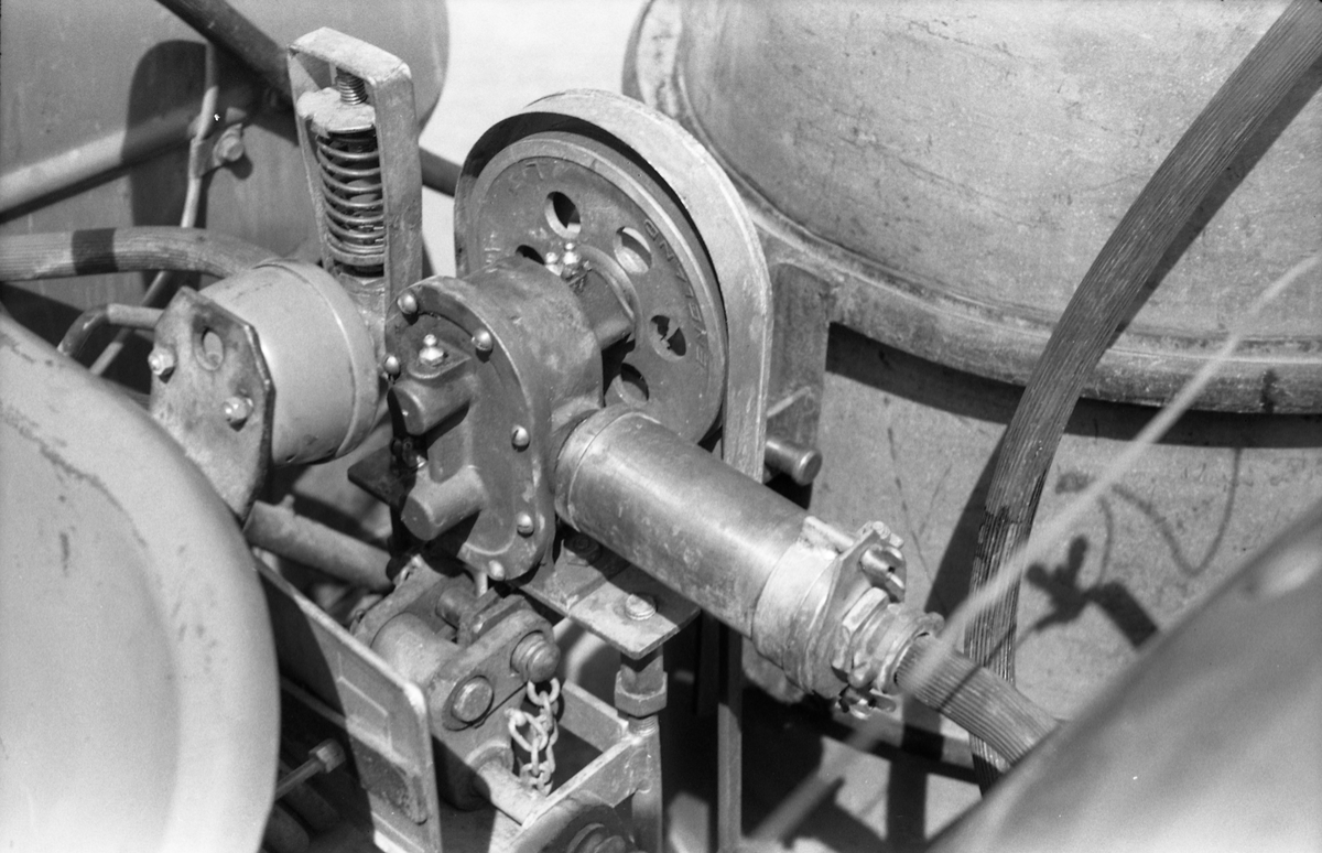 Traktor med påmontert sprøyteutstyr sommeren 1952. Serie på 26 bilder fra Oppland Småbruks og Hagebruksskole på Lena.