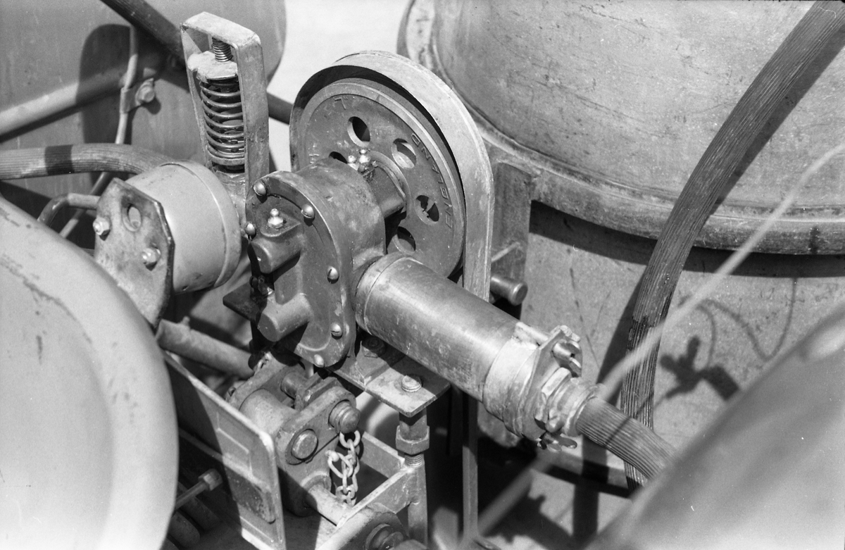 Traktor med påmontert sprøyteutstyr sommeren 1952. Serie på 26 bilder fra Oppland Småbruks og Hagebruksskole på Lena.