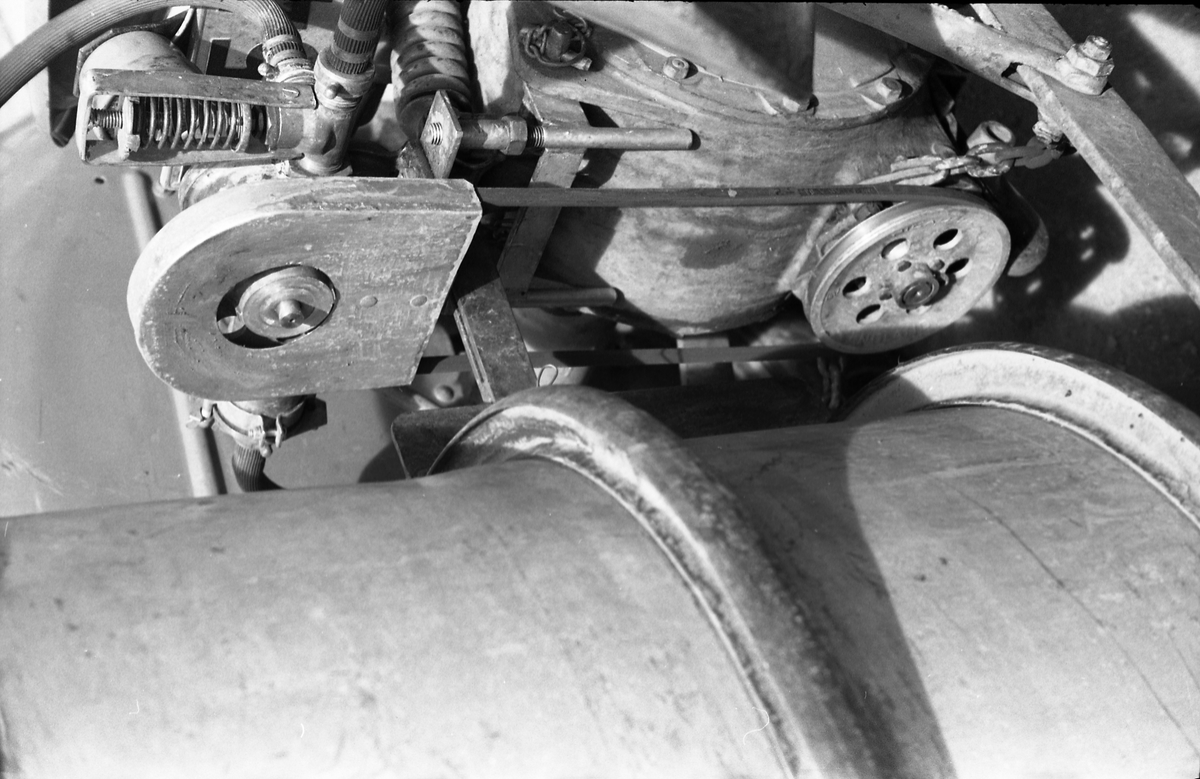 Traktor med påmontert sprøyteutstyr sommeren 1952. Serie på 26 bilder fra Oppland Småbruks og Hagebruksskole på Lena.