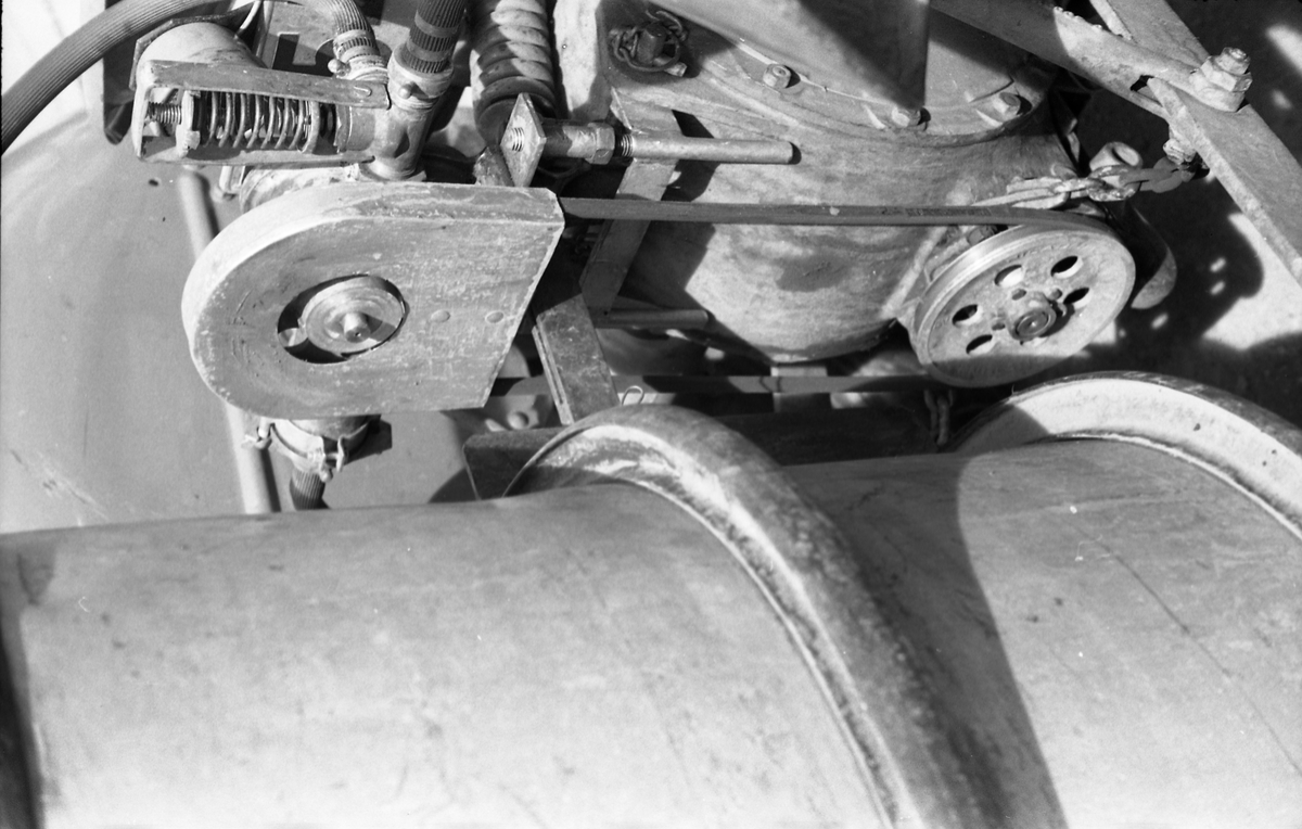 Traktor med påmontert sprøyteutstyr sommeren 1952. Serie på 26 bilder fra Oppland Småbruks og Hagebruksskole på Lena.