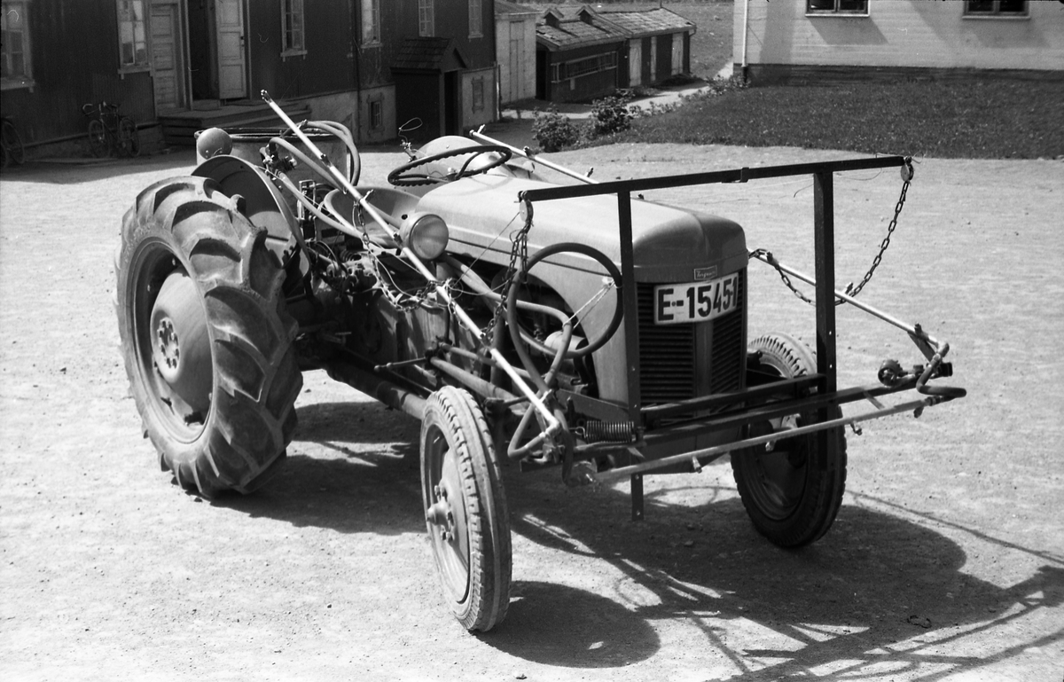 Traktor med påmontert sprøyteutstyr sommeren 1952. Serie på 26 bilder fra Oppland Småbruks og Hagebruksskole på Lena.